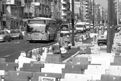 La avenida del Puerto, aún en obras, ayer tras la apertura al tráfico.