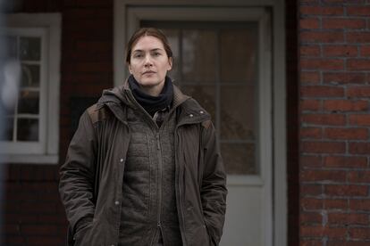 En ‘Mare of Easttown’ Winslet interpreta a una detective que investiga un caso de asesinato y desapariciones de chicas jóvenes.