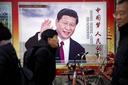 Un hombre pasa junto a un cartel del presidente chino, Xi Jinping , en Pekín.