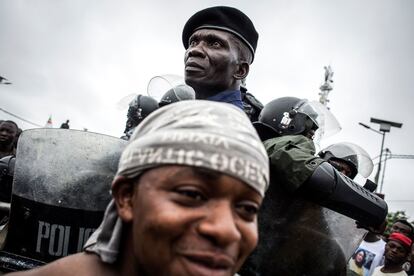 Un oficial de policía hace guardia el martes mientras simpatizantes de las principales figuras de la oposición congolesña, Felix Tshisekedi, líder de la Unión para la Democracia y el Progreso Social (UDPS), y Vital Kamerhe, líder de la Unión para la Nación Congoleña (UNC) celebran su llegada a Kinshasa (República Democrática del Congo).