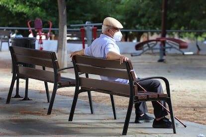 Un hombre en un parque de Terrassa, en una imagen de 2020.