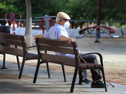 Un hombre en un parque de Terrassa, en una imagen de 2020.