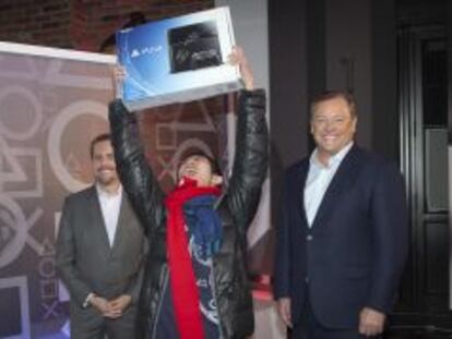 Joey Chiu, de 24 a&ntilde;os, fue el primer comprador que se hizo con una Playstation 4 en una tienda f&iacute;sica. Junto a el, Jack Tretton (derecha), presidente y consejero delegado de Sony Computer Entertainment en America.