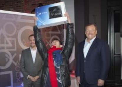 Joey Chiu, de 24 a&ntilde;os, fue el primer comprador que se hizo con una Playstation 4 en una tienda f&iacute;sica. Junto a el, Jack Tretton (derecha), presidente y consejero delegado de Sony Computer Entertainment en America.