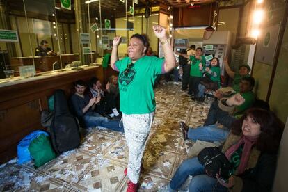 Una parte de los manifestantes durante la ocupación de la oficina del BBVA en La Rambla.