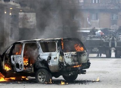 Uno de los vehículos de la ONU es pasto de las llamas tras los fuertes enfrentamientos entre los serbo kosovares y las tropas internacionales.