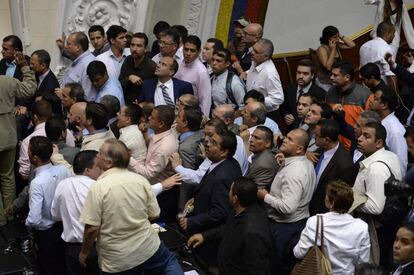 Cientos de personas ingresan a la fuerza al Palacio Legislativo para impedir una sesión especial en la que se discutiría un juicio político contra el presidente Nicolás Maduro. Varias personas resultaron heridas.