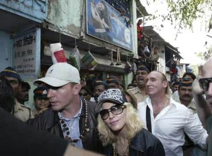 Madonna y Guy Ritchie, ayer en las calles de Bombay.