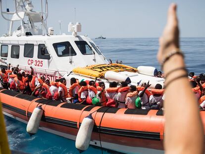 Traspaso de migrantes a las autoridades italianas.