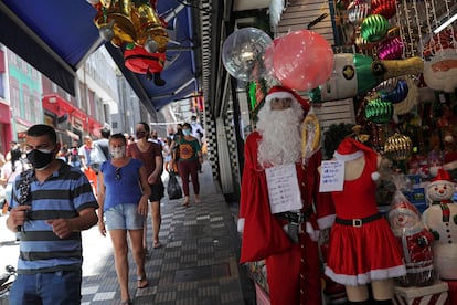 Pessoas se aglomeram na Ladeira Porto Geral, em São Paulo, antes do Natal.