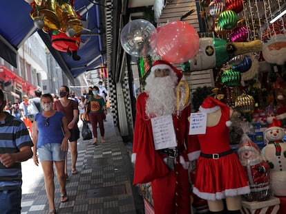 Pessoas se aglomeram na Ladeira Porto Geral, em São Paulo, antes do Natal.