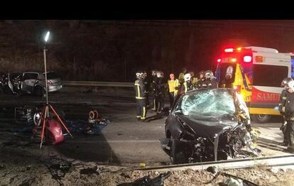 Bomberos y el Samur en el lugar del accidente.