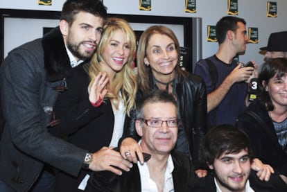 Shakira y Piqué, junto a los padres del futbolista, Joan Piqué y Montserrat Bernabéu, y a su hermano, durante el lanzamiento del libro <i>Dos vidas</i>, el 17 de noviembre de 2011