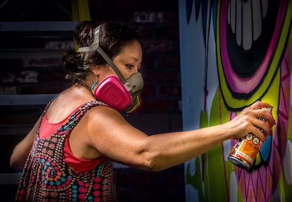 Lady Pink pintando, en una foto de archivo.