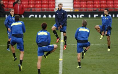 El jugador del Bayer Leverkusen Stefan Kiessling calienta con sus compañeros durante una sesión de entrenamiento en Old Trafford, donde se medirá al Manchester United en su debut en la Liga de Campeones.