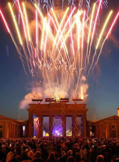 Miles de personas asisten en la Puerta de Brandemburgo a los fuegos artificiales con motivo del 50º aniversario de la Unión Europea.