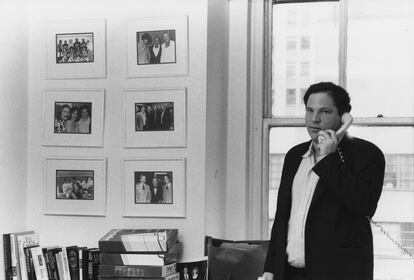 Harvey Weinstein en su despacho en la sede de  Miramax en Nueva York en abril de 1989.