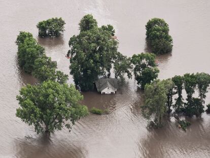 Una casa rodeada de agua en Iowa, Estados Unidos.