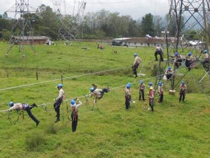 Mantenimiento de un cable de transmisi&oacute;n de Intercolombia, filial de ISA.