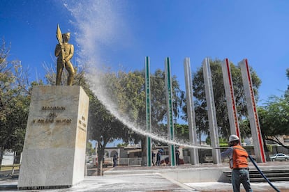 Un trabajador municipal limpia una estatua de Juan Escutia, en Hermosillo (Sonora).
