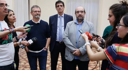 De izquierda a derecham Frederic Monell, de UGT; Antonio Cabrera (CC.OO) y Miguel Borra (CSIF).