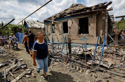 Una casa destruida por un reciente bombardeo en Jórlivka en la región ucrania de Donetsk, controlada por Rusia, el 15 de agosto de 2024.