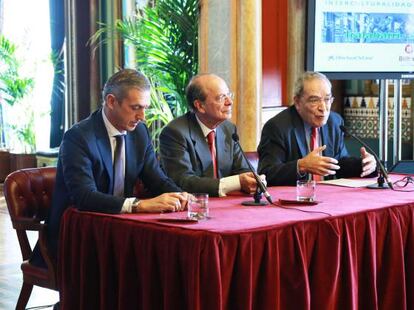 Ibon Areso, en el centro, junto a representantes de La Caixa, en la firma del convenio.