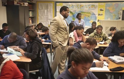 El director de la Bedford Academy High School de Brooklyn, Adofo Muhammad, en marzo, en una clase en la que solo hay estudiantes negros y latinos.