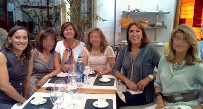 Blanca Clavijo (primera por la izquierda), la notaria Blanca Entrena (tercera) y la fiscal Nuria López-Mora (quinta).