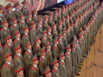 Un coro durante la sesión de la Suprema Asamblea del Pueblo de Corea del Norte.