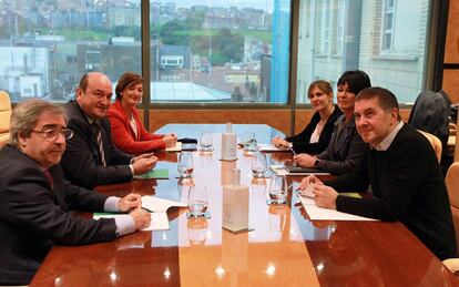 Imagen de la reunión que el PNV y EH Bildu mantuvieron en octubre pasado.