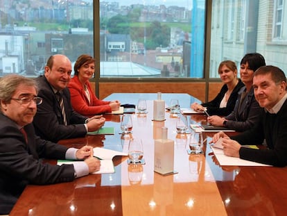 Imagen de la reunión que el PNV y EH Bildu mantuvieron en octubre pasado.