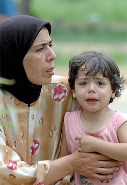 Una mujer chií libanesa busca un refugio con su hija tras huir del sur de Beirut, bombardeado de nuevo esta mañana.