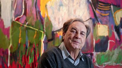 Vicente Verdú ante una de sus obras