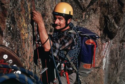 Carlos Soria asciende el pico Midi d&#039;Ossau, en el Pirineo franc&eacute;s, en 1972.