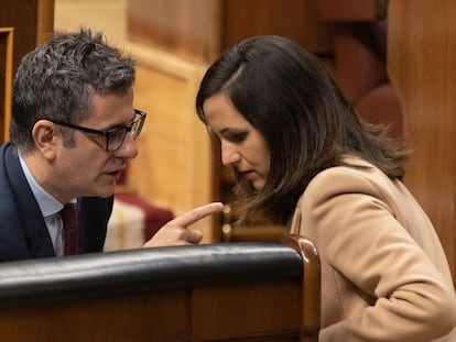 El ministro de la Presidencia, Félix Bolaños, y la ministra de Derechos Sociales, Ione Belarra, el 14 de diciembre en el Congreso.