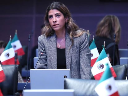 La senadora mexicana del PRI Sylvana Beltrones en una sesión de trabajo.