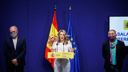 La ministra de Trabajo y Economía Social, Yolanda Díaz, junto al secretario general de CCOO, Unai Sordo, y el secretario general de UGT, Pepe Álvarez, el pasado 9 de febrero.