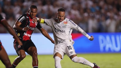 Neymar Júnior en acción, este miércoles contra el Botafogo, en el estadio del Santos.
