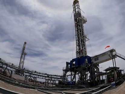 Plataforma de extracción de combustible en Vaca Muerta (Argentina).