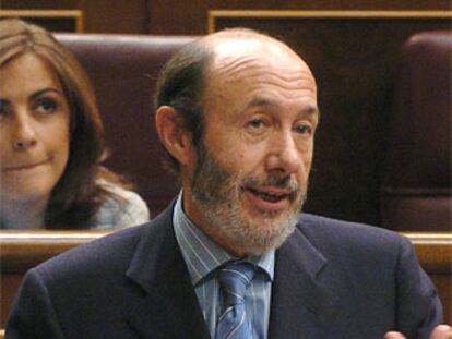 El ministro del Interior, Alfedo Pérez Rubalcaba, durante su intervención en la sesión de control que se celebró hoy en el Congreso de los Diputados
