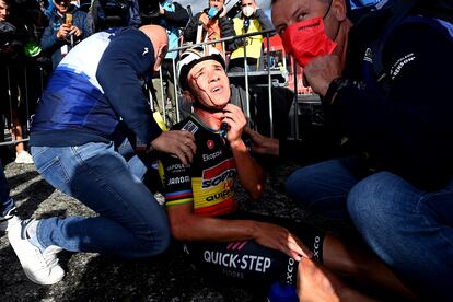 El ciclista belga Remco  Evenepoel es atendido tras su caída al cruzar la meta.