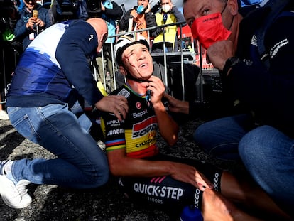 El ciclista belga Remco  Evenepoel es atendido tras su caída al cruzar la meta.