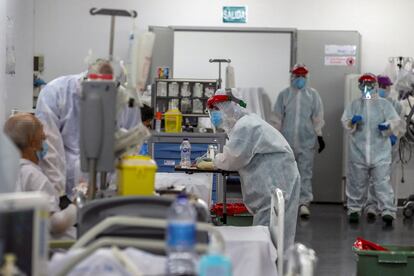 Health staff at work in Madrid’s Puerta de Hierro hospital.