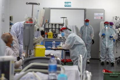 Health staff at work in Madrid’s Puerta de Hierro hospital.