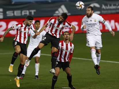 Raúl García (centro) disputa con Sergio Ramos un balón aéreo este jueves en La Rosaleda, con Dani García a su izquierda y Unai Núñez a su derecha.