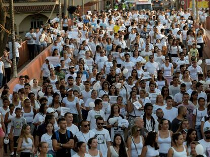 Moradores de Brumadinho marcham em homenagem às vítimas da tragédia. 