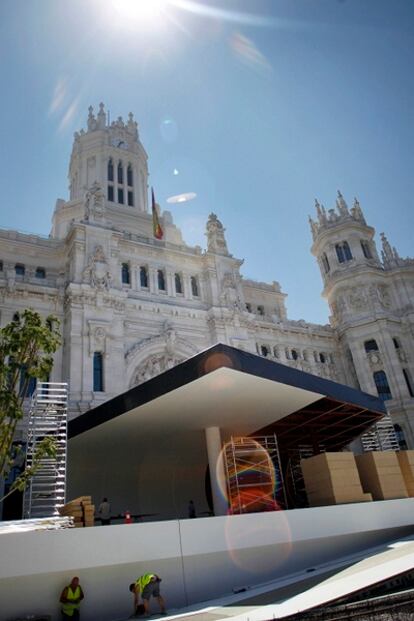 Montaje del escenario con motivo de la visita del Papa en Cibeles.