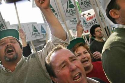 Agricultores protestan en Madrid contra el alza del gasóleo.
