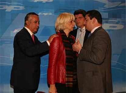 Javier Arenas, Teófila Martínez, Ricardo Tarno y Antonio Sanz, ayer, en la reunión del PP de Sevilla.
